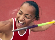 开云官网-当火箭的钢铁洪流碾过深圳河岸，库里的三分雨浇灌了谁的想象？