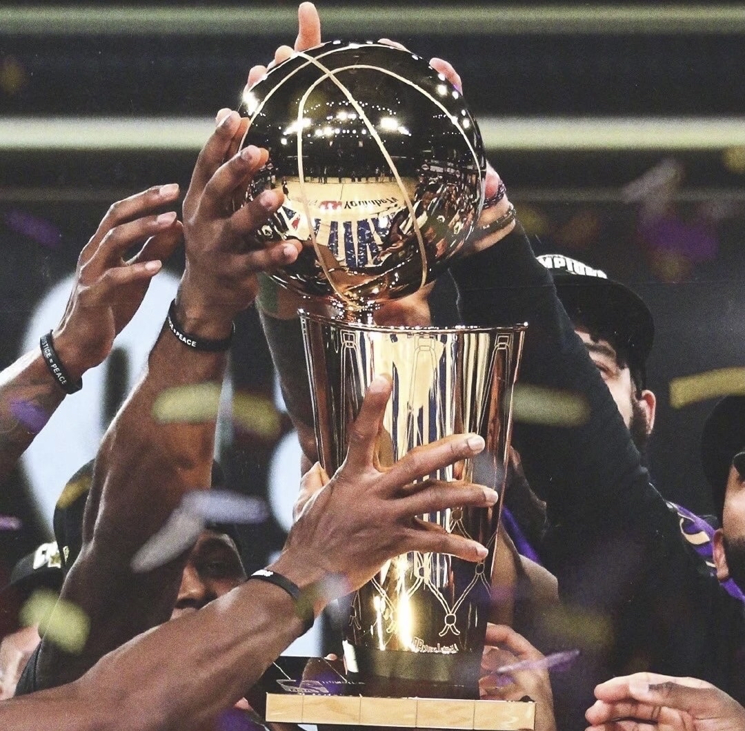 欧洲篮球联赛决赛现场气氛热烈感人