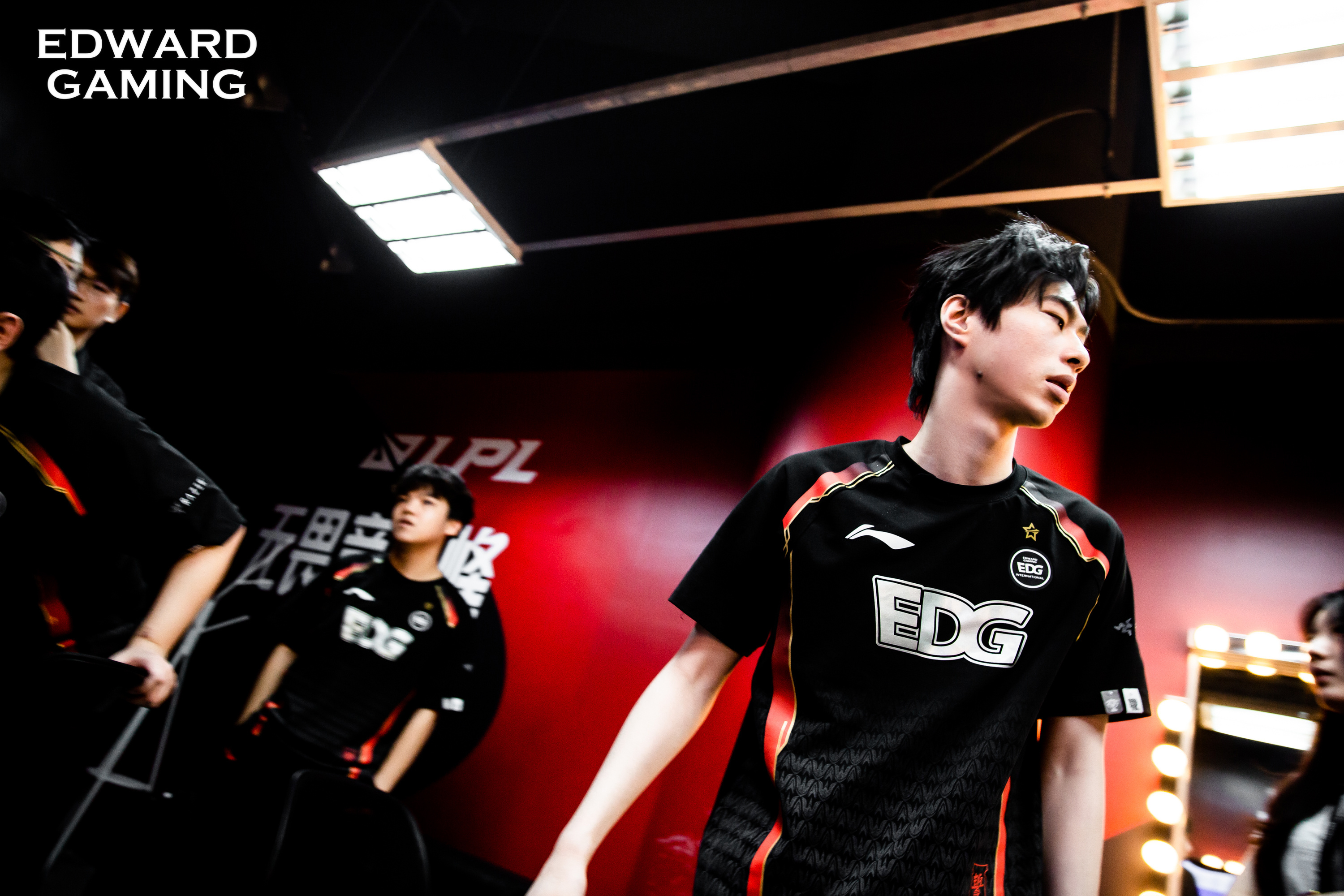 关于100T绝杀T1，Uzi三分雨点燃全场的信息