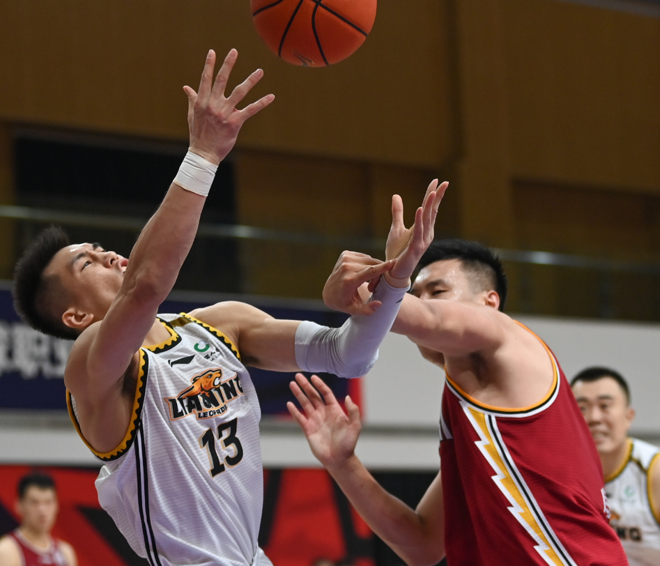 北京首钢队主场获得连胜，球员表现出色受赞誉