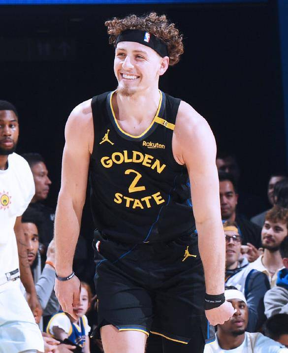 马刺队主场逆转国王，压哨三分绝杀引爆现场气氛的简单介绍