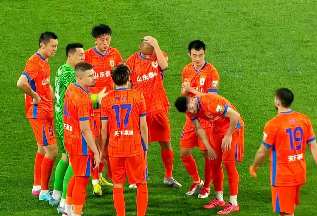 球队之间的激烈对抗，胜负难分