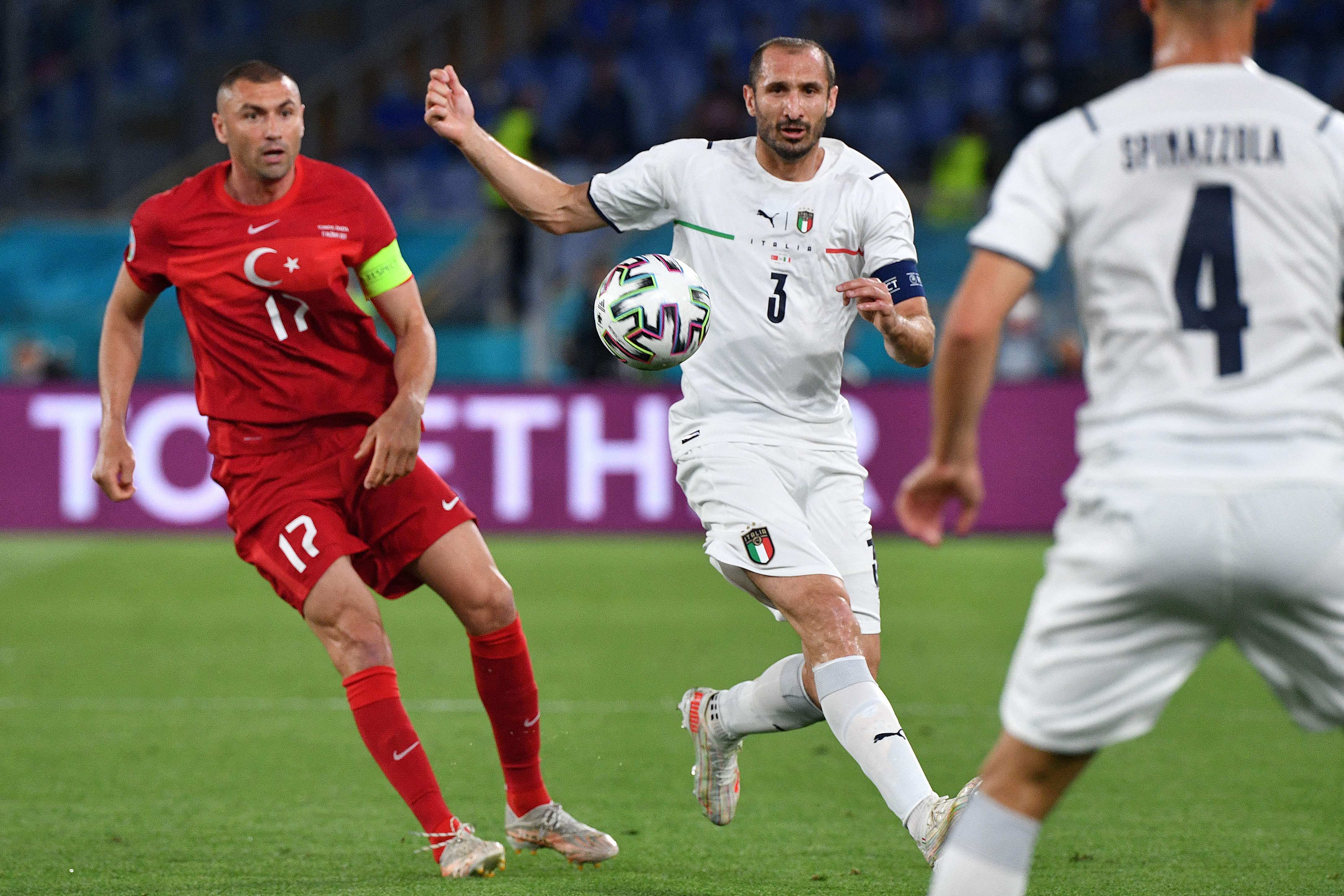 关于壮观一幕：赛场上发生的战术变化的信息