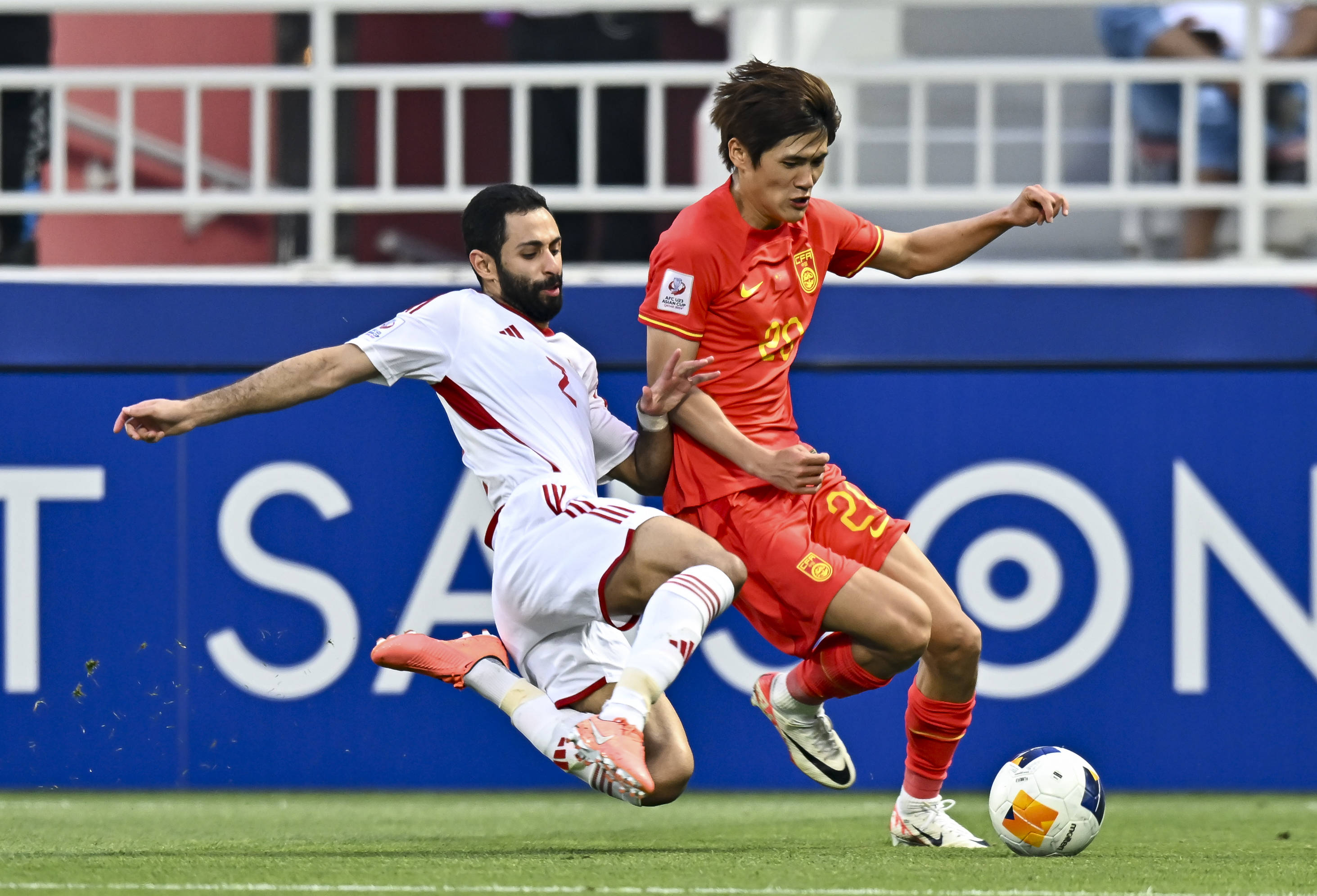 足球盛事探秘：球员备战联赛开战的简单介绍