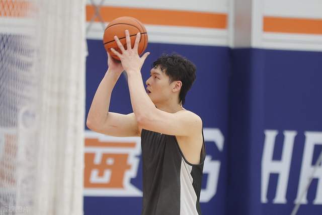 关于上海球队表现出色，小组赛轻松取胜的信息