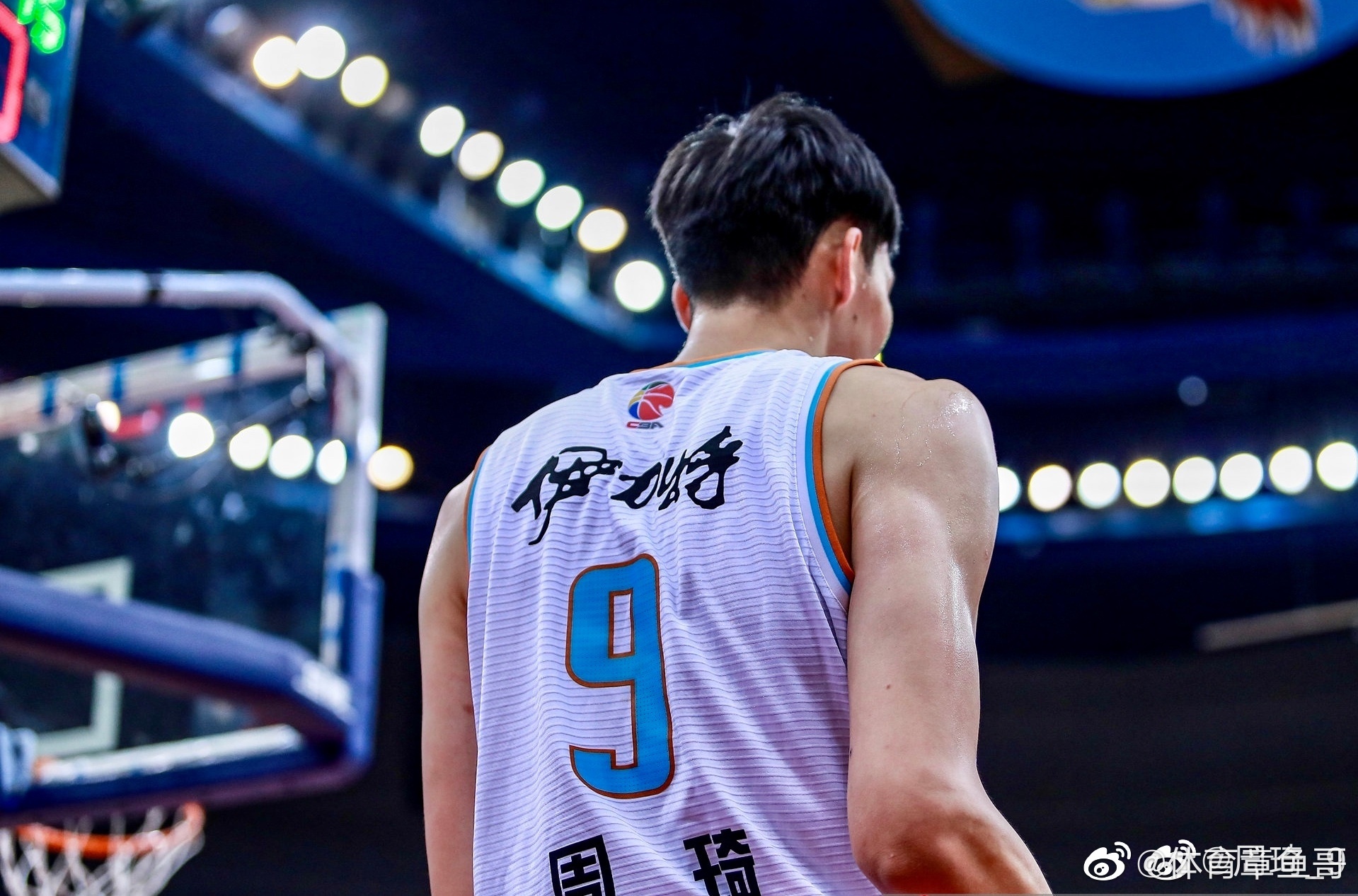 关于强强对话：火爆对决引发球迷热议的信息