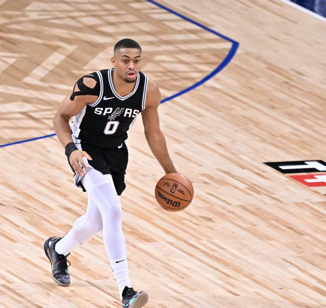 火箭轻取马刺，詹姆斯零下℃斩分