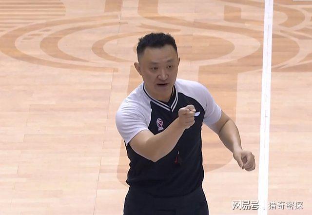 一场CBA比赛中出现裁判失误，引发争议