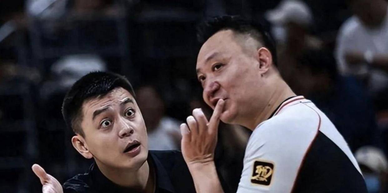 一场CBA比赛中出现裁判失误，引发争议