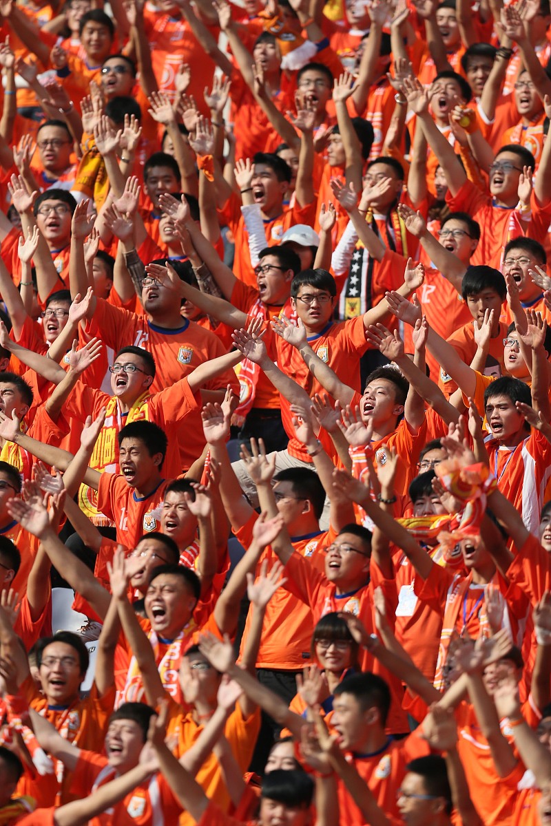 球队齐聚赛场，展现团队精神争夺胜利