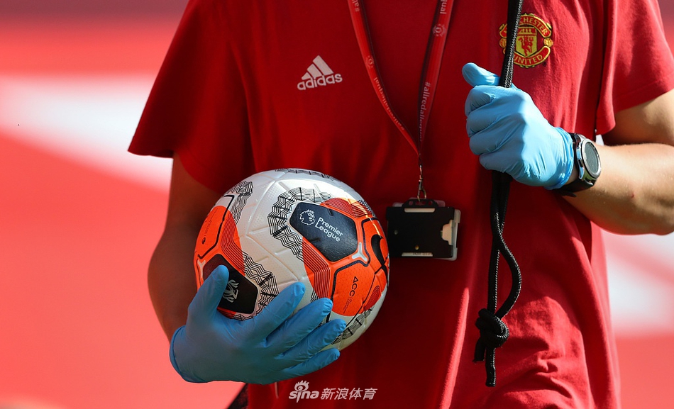 关于荷兰逆转里昂，马夏尔完成帽子戏法的信息