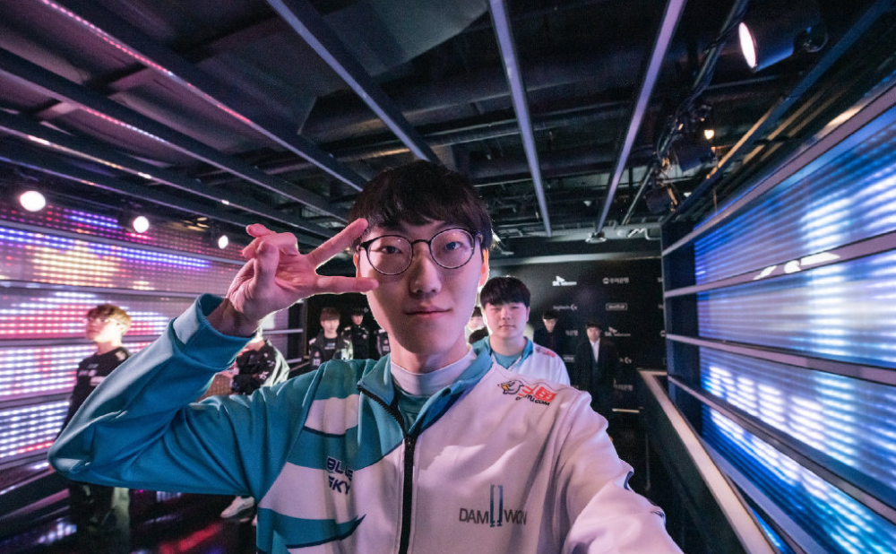 关于FPX鏖战BDS，Vetheo送出助攻的信息