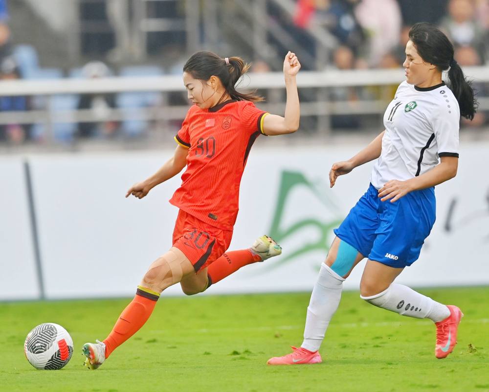 竞技巅峰:中国女足队在比赛中展现实力 竞技巅峰:中国女足队在比赛中展现实力