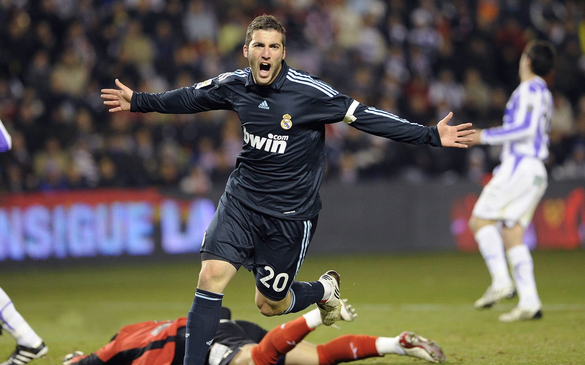 绿茵场上的闪电战，德国战车如何以战术革命狂胜加拿大，定义欧冠决赛新焦点