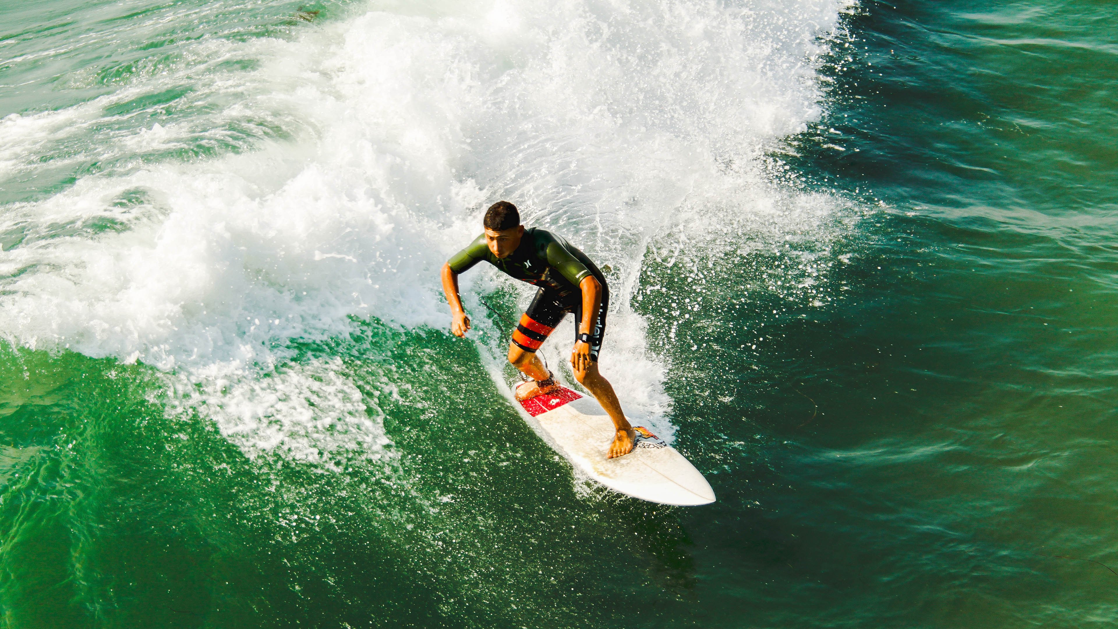 赛道风云,塞恩斯状态火热,梅赛德斯完胜阿斯顿马丁